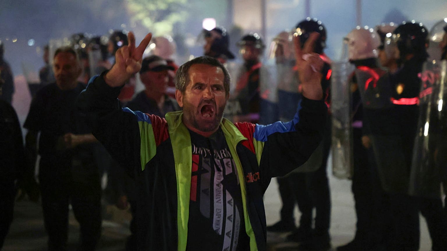 Un partidario de la oposición protesta durante un mitin, en Tirana, Albania, el lunes 7 de octubre de 2024.