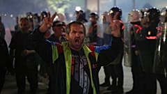 Un partisan de l'opposition proteste lors d'un rassemblement à Tirana, Albanie, lundi 7 octobre 2024.