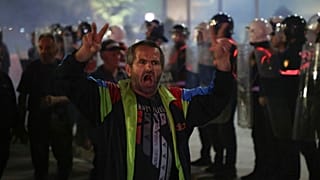 Un partidario de la oposición protesta durante un mitin, en Tirana, Albania, el lunes 7 de octubre de 2024.
