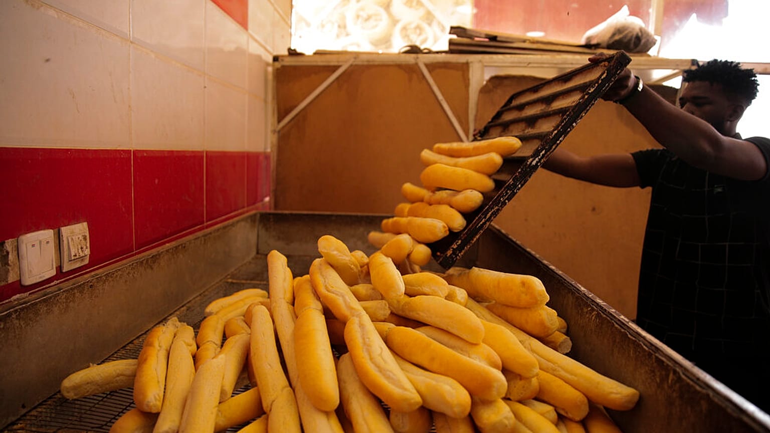 رجل يعمل في مخبز بالخرطوم، السودان