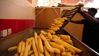 رجل يعمل في مخبز بالخرطوم، السودان
