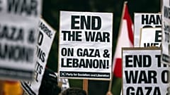 متظاهرون يرفعون لافتات كتب عليها "أوقفوا الحرب في غزة ولبنان" أمام مبنى لوس أنجلوس الفيدرالي يوم الثلاثاء 24 سبتمبر 2024 في لوس أنجلوس