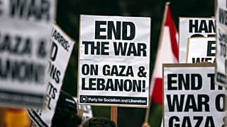متظاهرون يرفعون لافتات كتب عليها "أوقفوا الحرب في غزة ولبنان" أمام مبنى لوس أنجلوس الفيدرالي يوم الثلاثاء 24 سبتمبر 2024 في لوس أنجلوس