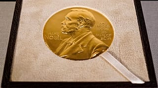 La médaille du prix Nobel affichée.