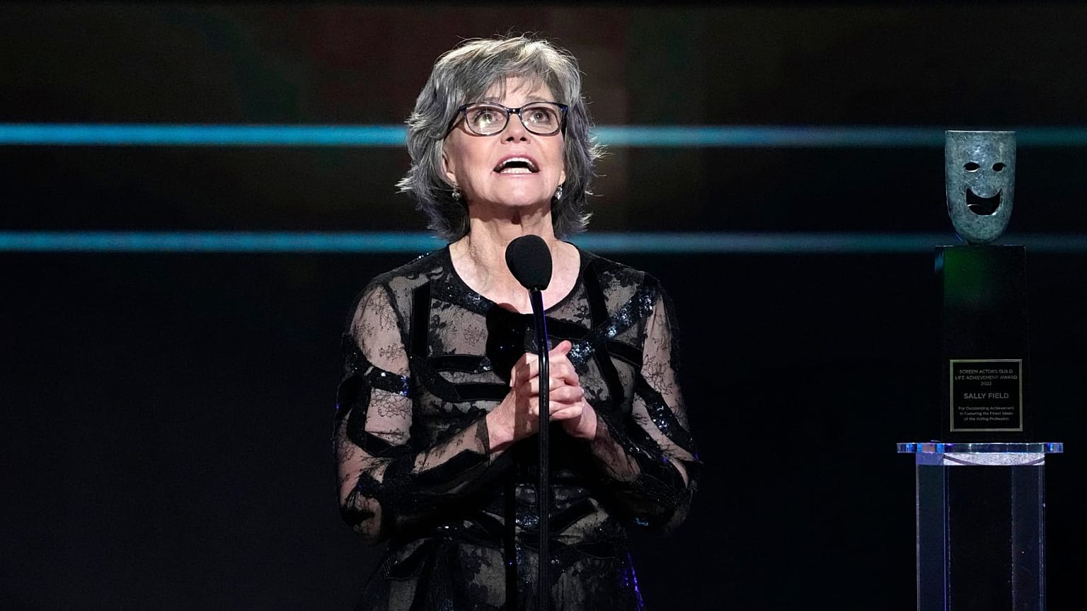 Sally Field partilha a sua experiência de aborto em apoio de Kamala Harris - aqui fotografada nos Screen Actors Guild Awards de 2023 a receber o prémio de vida