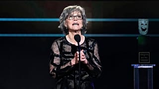 Sally Field condivide l'esperienza dell'aborto a sostegno di Kamala Harris - nella foto agli Screen Actors Guild Awards 2023 mentre accetta il premio alla carriera
