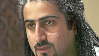 DOSYA: Ömer bin Ladin Kahire'de Associated Press'e verdiği röportaj sırasında, 11 Ocak 2008