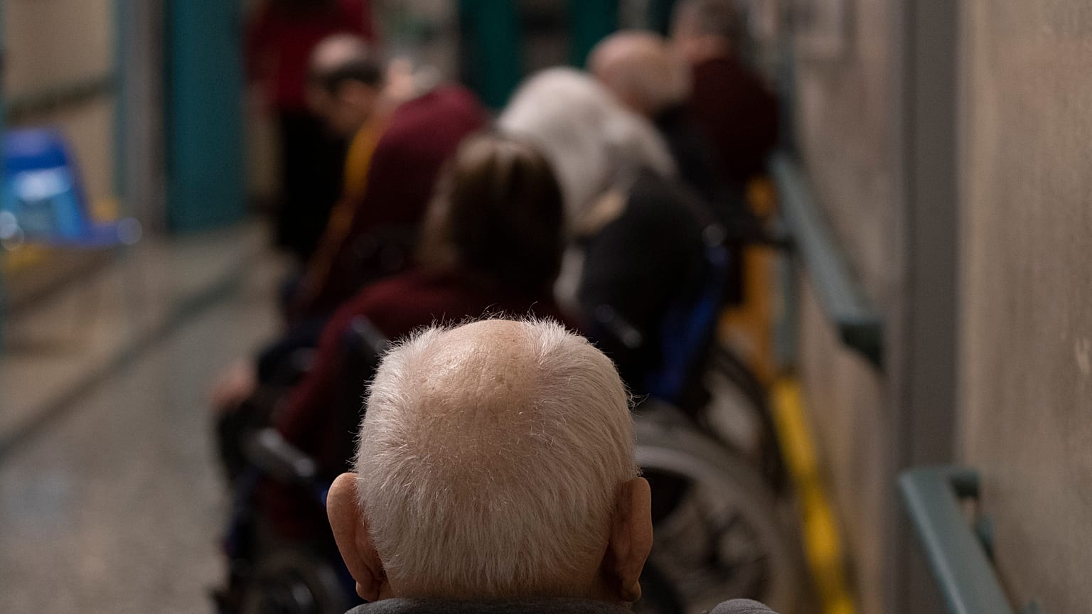 Des personnes âgées font la queue à Rome.