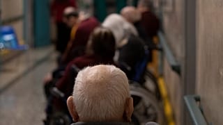 Anziani in fila a Roma.