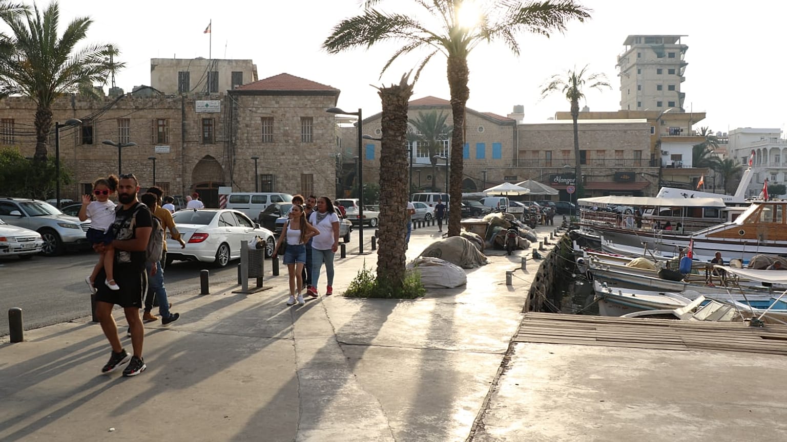 أناس يتجولون في مدينة صور قبل الحرب، لبنان