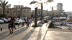 أناس يتجولون في مدينة صور قبل الحرب، لبنان