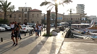 أناس يتجولون في مدينة صور قبل الحرب، لبنان