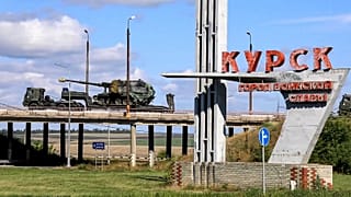 Archív fotó: orosz hadoszlop vonul az ukrán haderő ellen Kurszkban