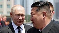 Rusya Devlet Başkanı Vladimir Putin ve Kuzey Kore lideri Kim Jong Un, Pyongyang'daki Kim Il-sung Meydanı'nda düzenlenen resmi karşılama töreninde