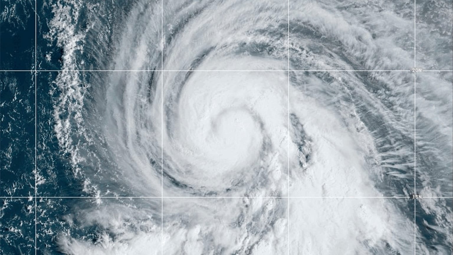 Cette image satellite fournie par la NOAA montre l'ouragan Kirk mercredi dans l'océan Atlantique.
