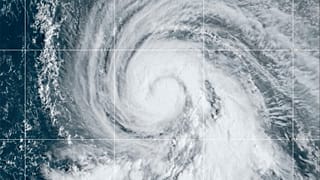 Esta imagem de satélite fornecida pela NOAA mostra o furacão Kirk na quarta-feira no Oceano Atlântico