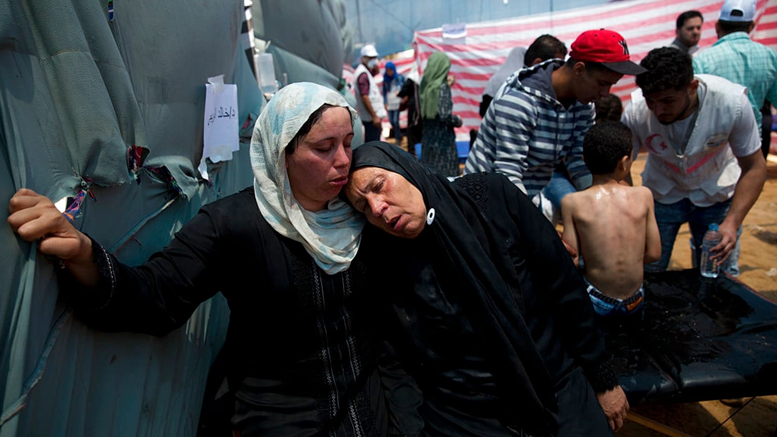 نساء فلسطينيات يعانين من استنشاق الغاز المسيل للدموع وهن جالسات في خيمة طبية بالقرب من بيت لاهيا، قطاع غزة.