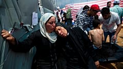 نساء فلسطينيات يعانين من استنشاق الغاز المسيل للدموع وهن جالسات في خيمة طبية بالقرب من بيت لاهيا، قطاع غزة.