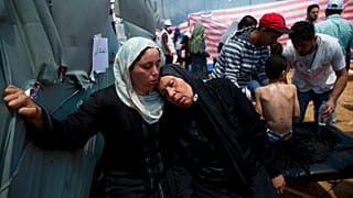 نساء فلسطينيات يعانين من استنشاق الغاز المسيل للدموع وهن جالسات في خيمة طبية بالقرب من بيت لاهيا، قطاع غزة.