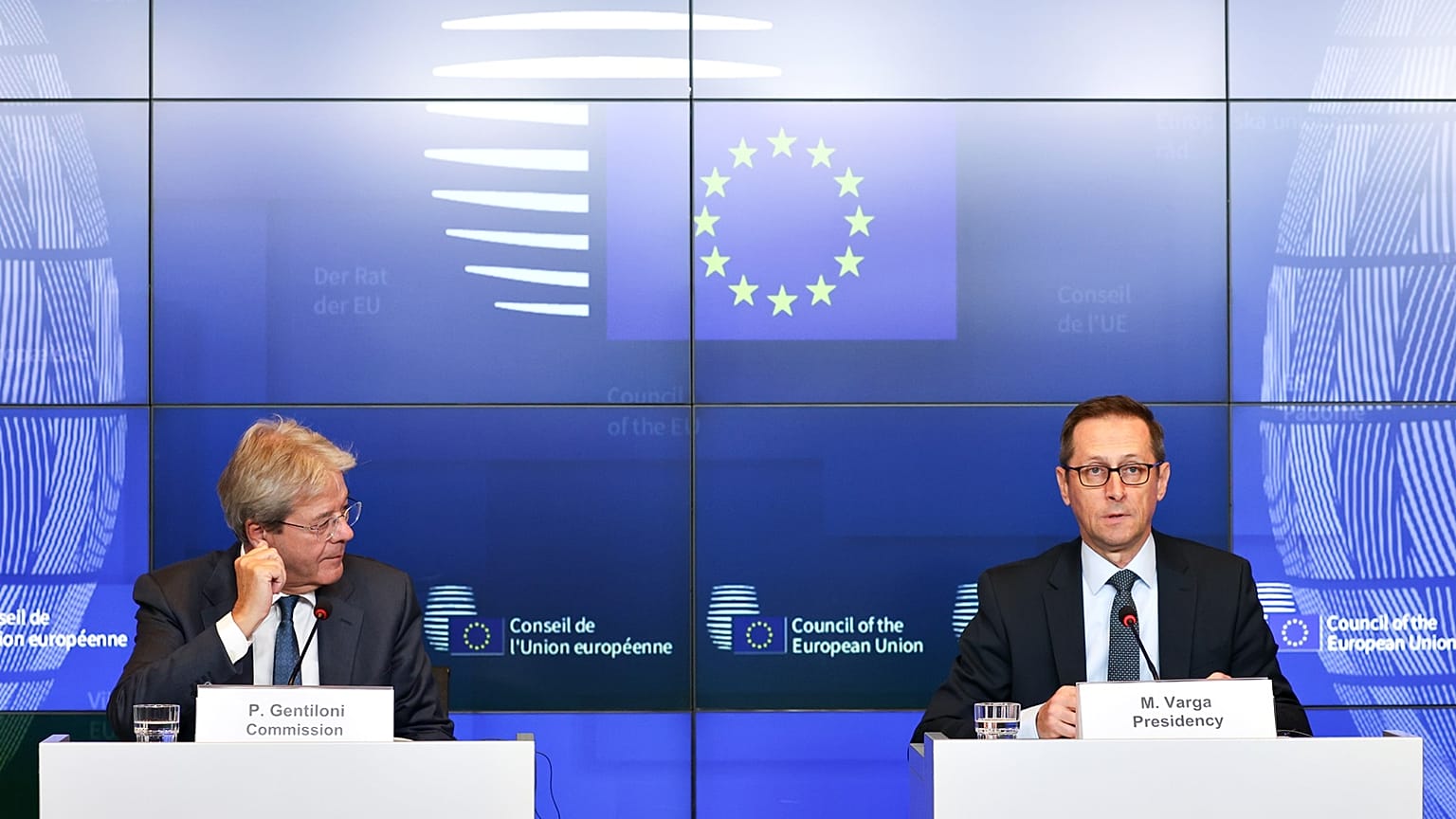Le commissaire européen Paolo Gentiloni (à gauche) et le ministre hongrois des finances Mihály Varga (à droite).
