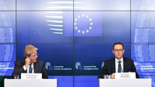 El Comisario Europeo Paolo Gentiloni (izquierda) y el Ministro de Finanzas húngaro Mihály Varga (derecha).