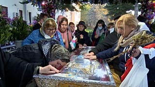 Des pèlerins se recueillent sur les reliques de sainte Parascheva