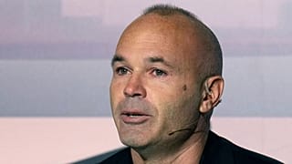 Andrés Iniesta bejelenti visszavonulását barcelonai sajtóértekezletén 2024. október 8-án.