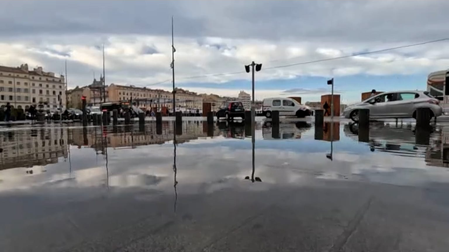 Las lluvias torrenciales inundan Marsella.