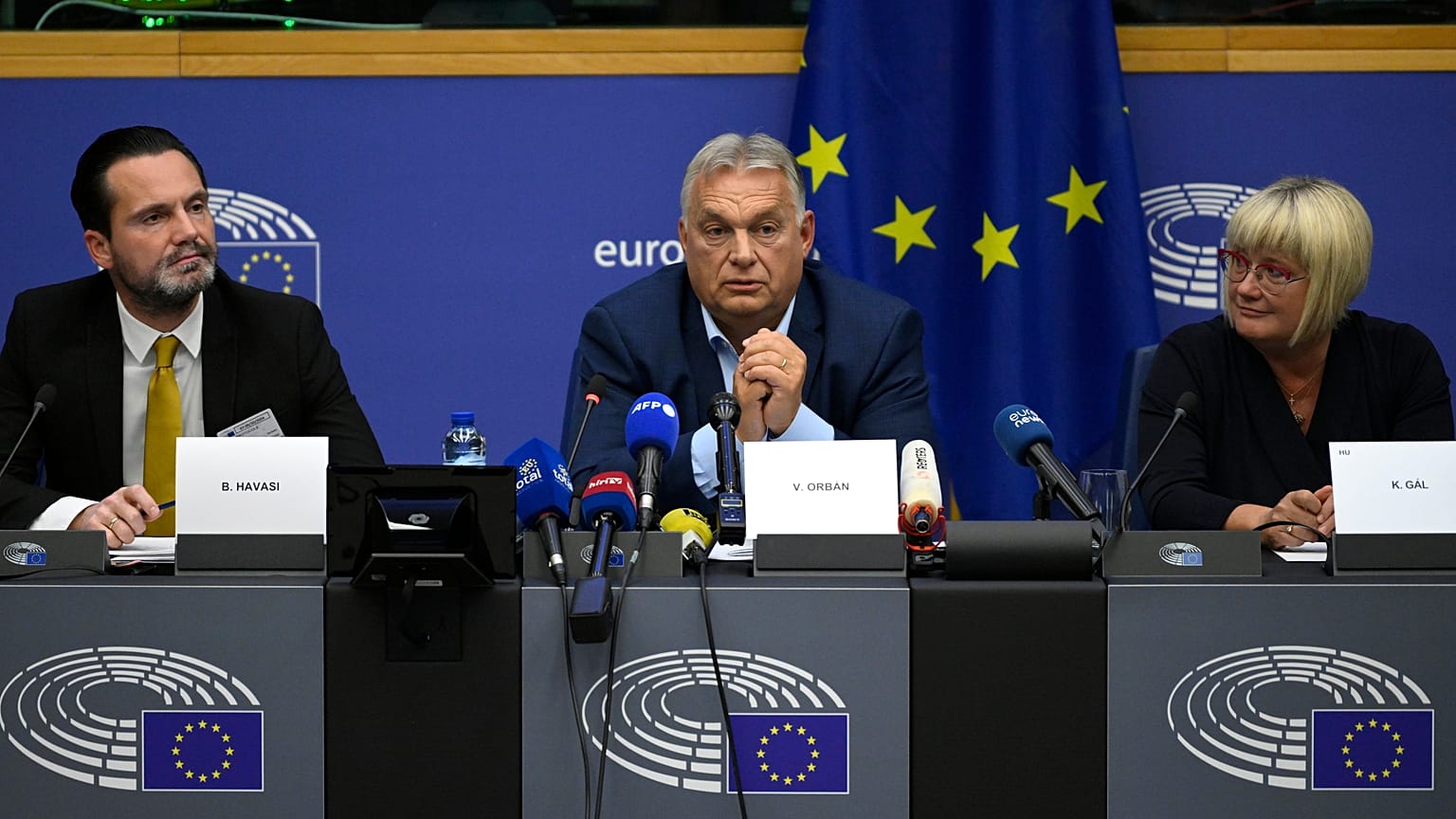 Orbán Viktor magyar miniszterelnök sajtótájékoztatót az EP-ben