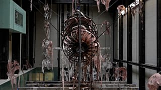 Mire Lees monumentale Installation im Tate Modern Museum of Contemporary Art in London