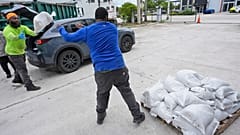 Homokzsákokat pakolnak az újabb hurrikán ellen védekező helyiek Floridában 2024. október 8-án 