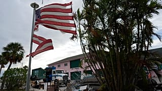 Una bandera destrozada por los efectos del huracán Milton.