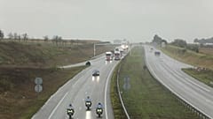 Des motards de la gendarmerie escortent la manifestation des routiers sur l'A35