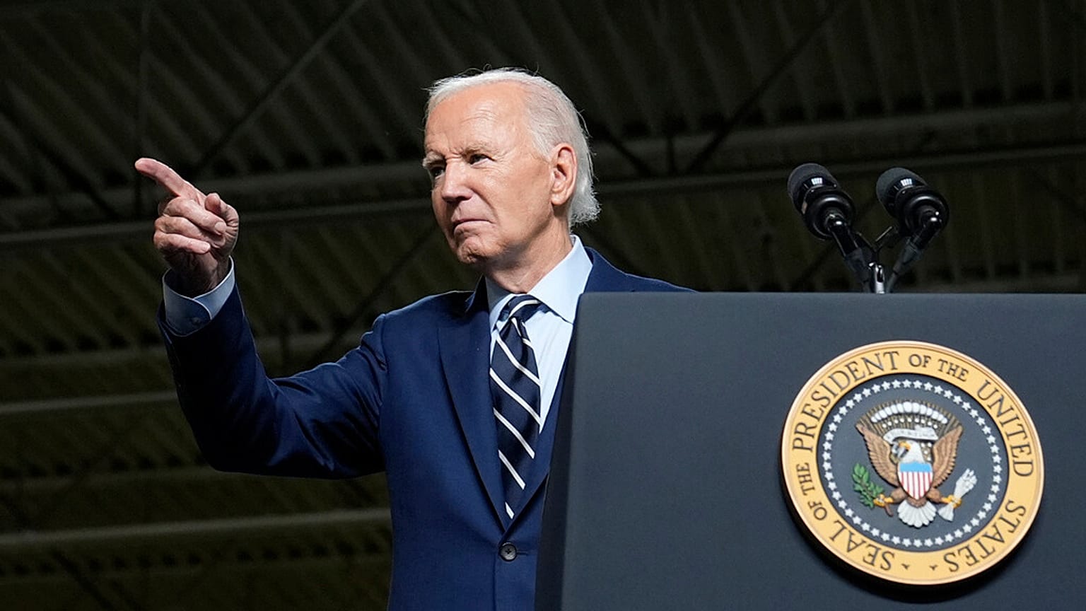 Başkan Joe Biden, 8 Ekim 2024 Salı günü Milwaukee'deki Milwaukee Bayındırlık Bakanlığı'nda düzenlenen bir etkinlikte yaptığı konuşmanın ardından izleyicilerden birine işaret ediyor.