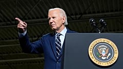 Başkan Joe Biden, 8 Ekim 2024 Salı günü Milwaukee'deki Milwaukee Bayındırlık Bakanlığı'nda düzenlenen bir etkinlikte yaptığı konuşmanın ardından izleyicilerden birine işaret ediyor.