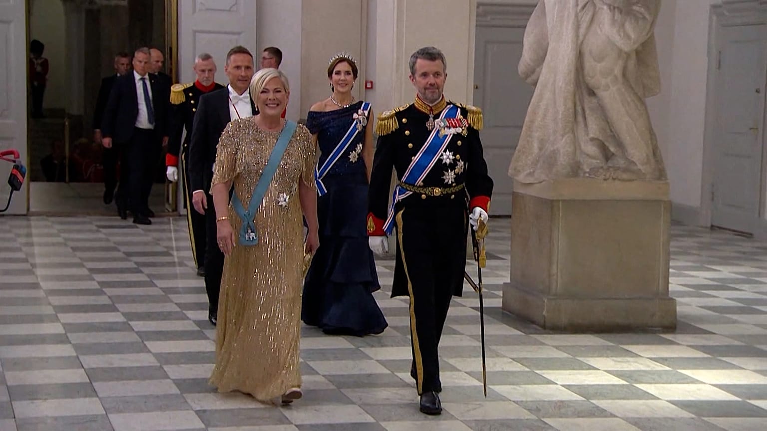 König Frederik und Königin Mary begrüßen die isländische Präsidentin und ihren Ehemann bei einem königlichen Abendessen.