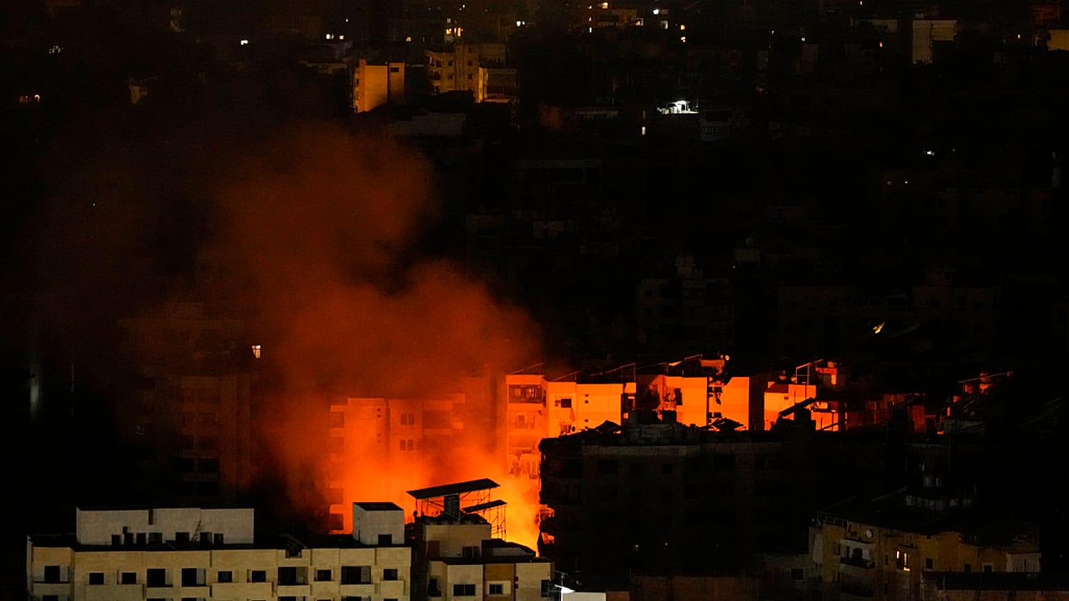 Fumo e fuoco si levano dal sito di un attacco aereo israeliano a Dahiyeh, Beirut, Libano, 8 ottobre 2024