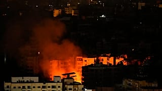 Fumo e fuoco si levano dal sito di un attacco aereo israeliano a Dahiyeh, Beirut, Libano, 8 ottobre 2024
