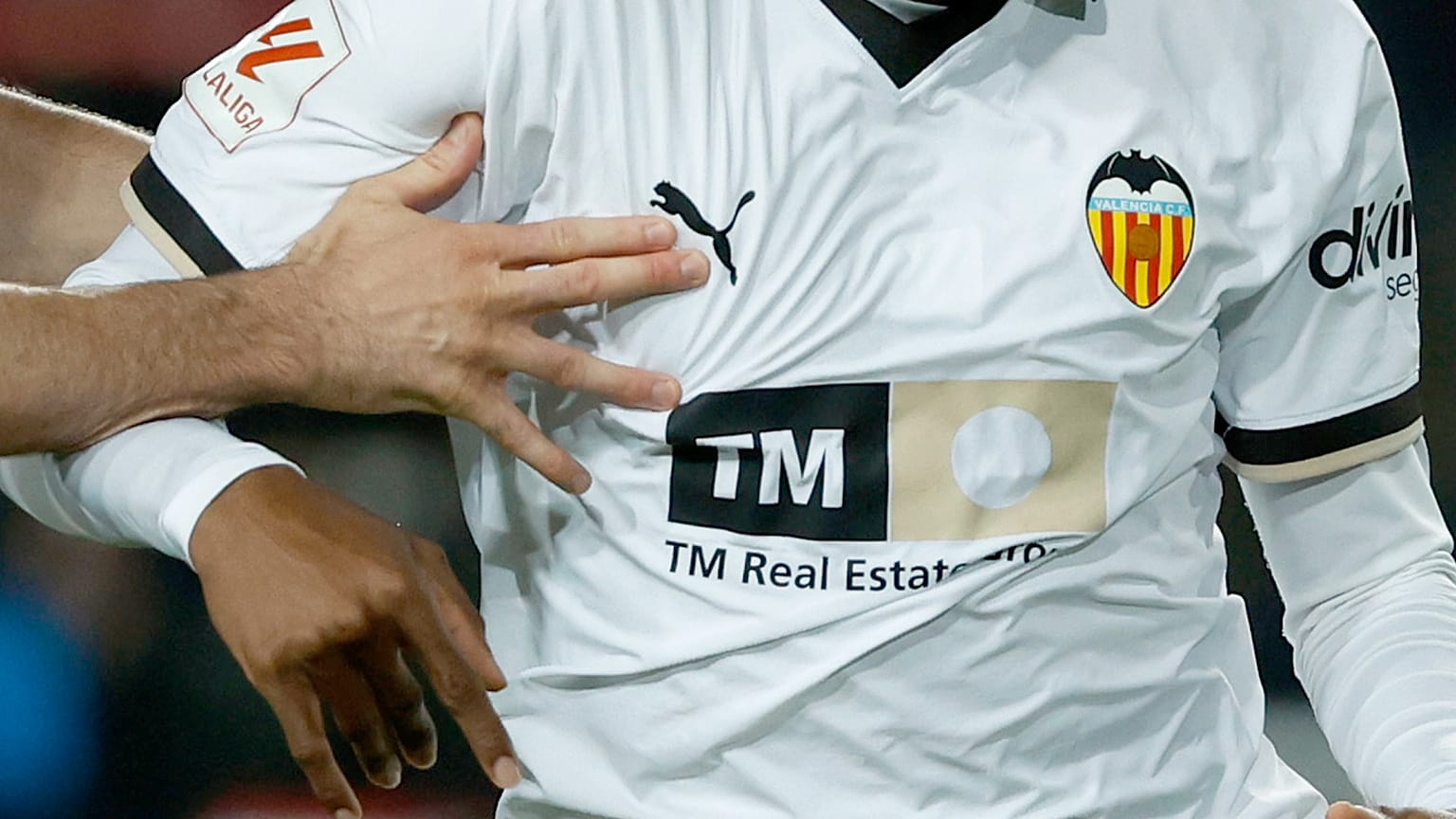 DOSYA: Barcelona'dan Robert Lewandowski, İspanya La Liga maçı sırasında Valencia'dan Cristhian Mosquera ile top için mücadele ediyor, 29 Nisan 2024