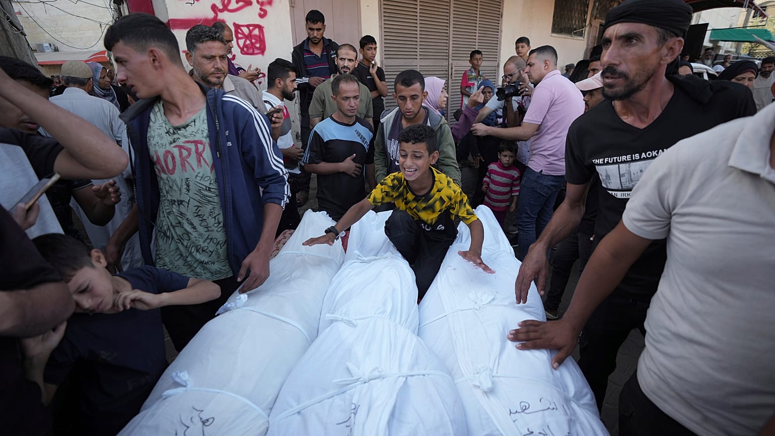 مشيعون يتجمعون حول جثامين فلسطينيين قتلوا في القصف الإسرائيلي على قطاع غزة، خارج مشرحة المستشفى في ديرالبلح، الأربعاء 9 أكتوبر/تشرين الأول 2024.