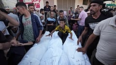 مشيعون يتجمعون حول جثامين فلسطينيين قتلوا في القصف الإسرائيلي على قطاع غزة، خارج مشرحة المستشفى في ديرالبلح، الأربعاء 9 أكتوبر/تشرين الأول 2024.