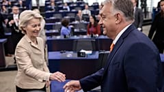 Nach einer hitzigen Debatte im Europaparlament am 9. Oktober 2024 schüttelten Ursula von der Leyen (links) und Ungarns Ministerpräsident Viktor Orbán die Hände.