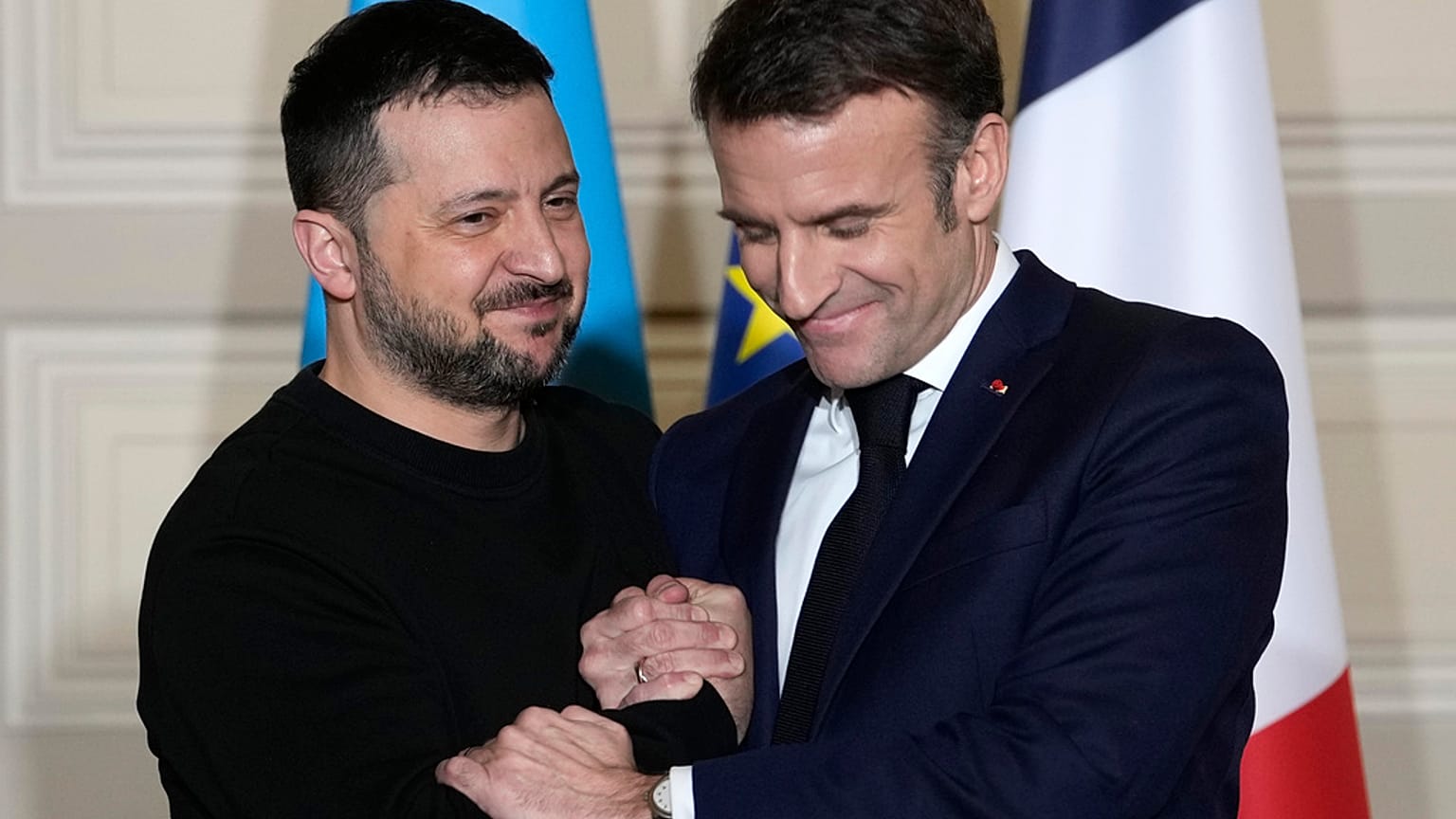 Saludo entre el presidente ucraniano, Volodímir Zelenski, y el francés Emmanuel Macron. 