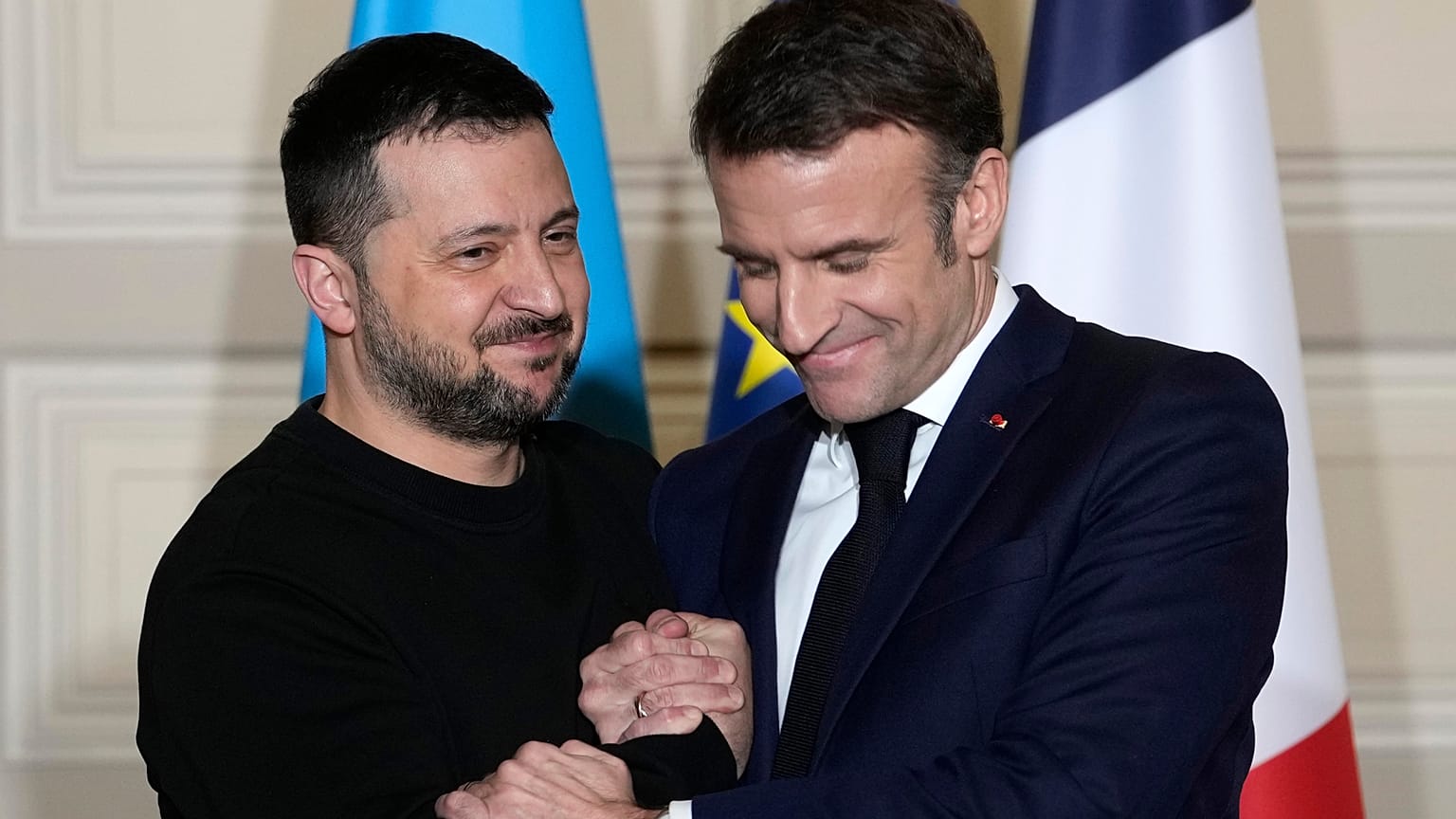 Il presidente ucraino Volodymyr Zelensky e il presidente francese Emmanuel Macron si stringono la mano dopo una conferenza stampa, il 16 febbraio 2024 all'Eliseo di Parigi.