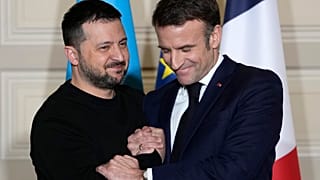 Saludo entre el presidente ucraniano, Volodímir Zelenski, y el francés Emmanuel Macron. 