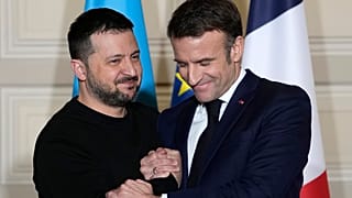 Der ukrainische Präsident Volodymyr Zelenskyy, links, und der französische Präsident Emmanuel Macron nach einer Pressekonferenz am 16. Februar 2024 im Elysee-Palast in Paris.