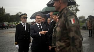 Эммануэль Макрон осматривает французские войска в военном лагере на востоке страны, где обучаются несколько тысяч солдат ВСУ, 9 октября 2024 года.