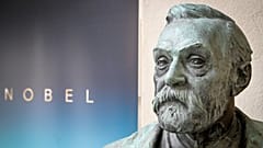 DOSYA: Stockholm'deki Karolinska Enstitüsü'nde düzenlenen bir basın toplantısının ardından sergilenen Alfred Nobel büstü, 3 Ekim 2024