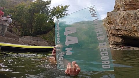 Côme Girardot a battu le record mondial de "plongeon de la mort" en sautant d'une falaise de 44 mètres