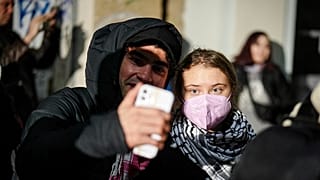 Die schwedische Klimaaktivistin Greta Thunberg, rechts, nimmt an einer pro-palästinensischen Kundgebung in Berlin,am 7. Oktober 2024, teil.